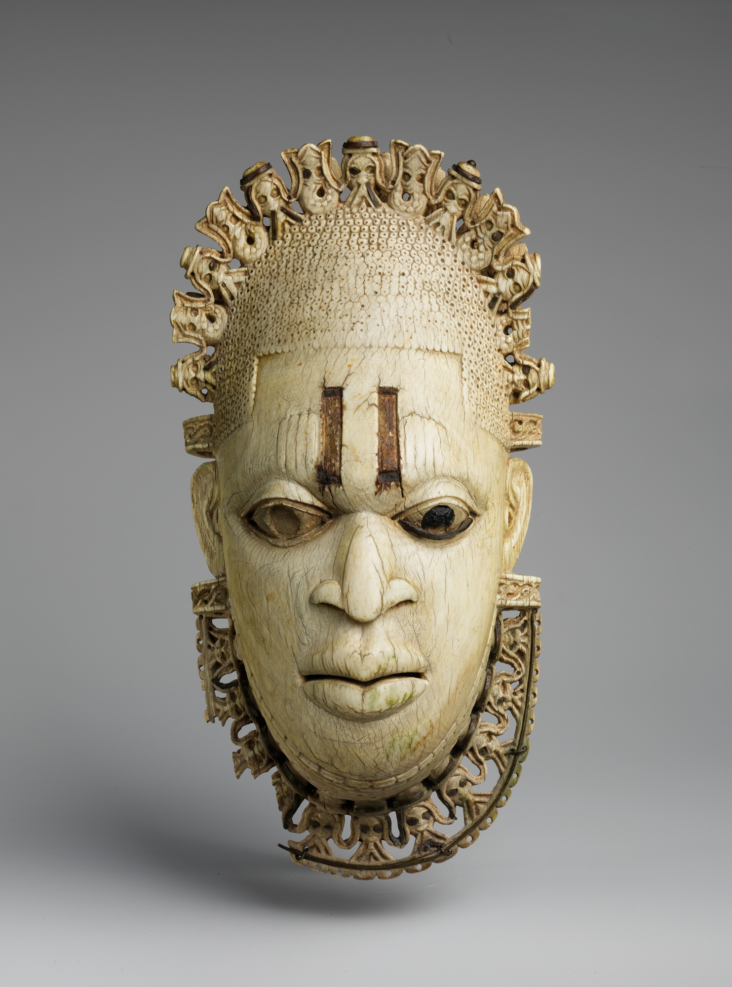 Königinmutter-Anhängermaske - Iyoba;  Ikone des Kampfes für die Restitution.