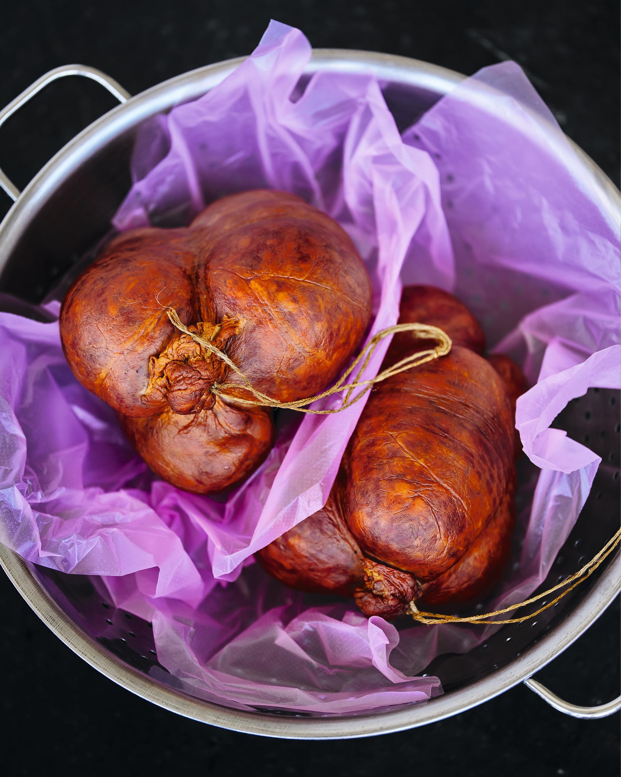 Deux gros saucissons dans un plat