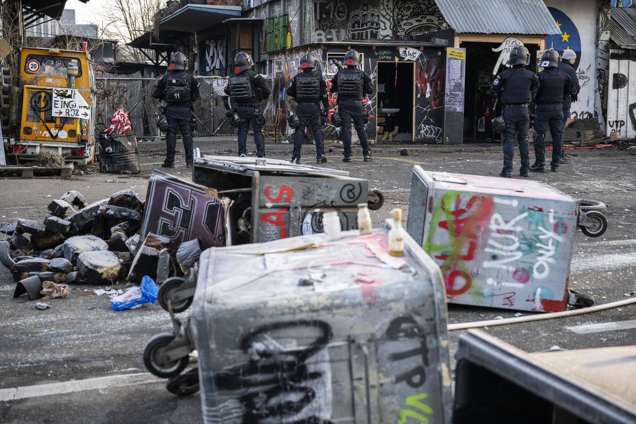 Police clear the Koch-Areal zone in Zurich