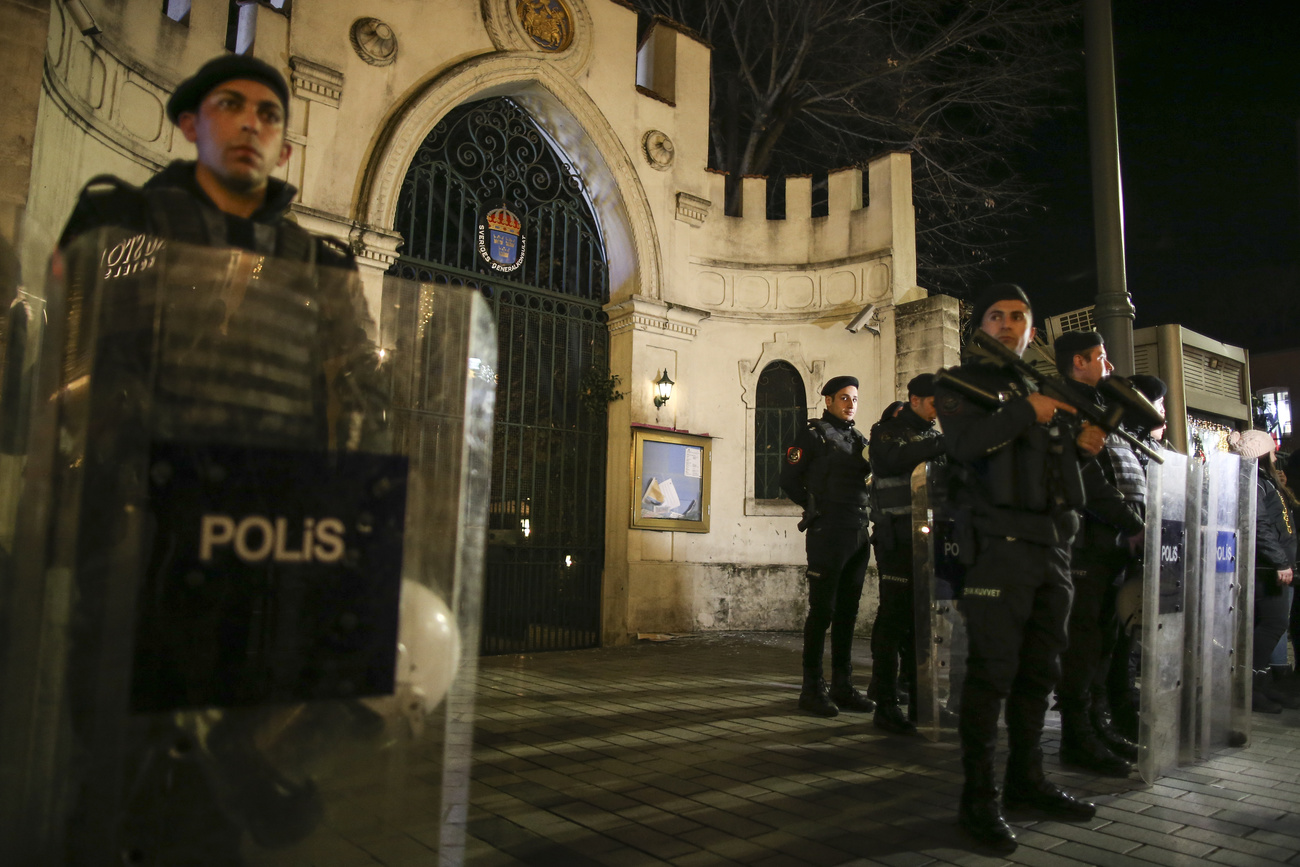 Forze armate davanti al consolato svedese di Istanbul.