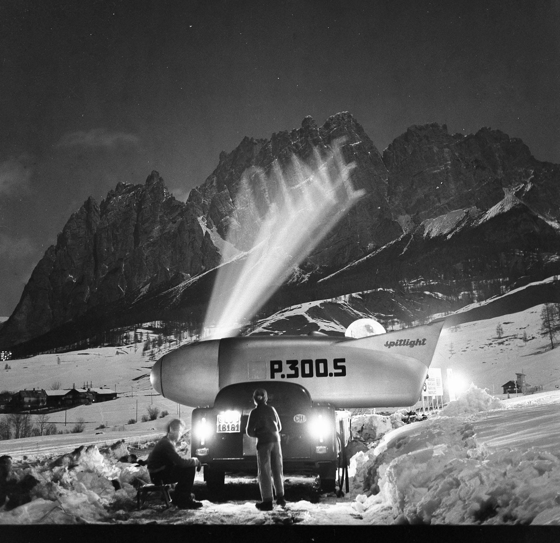 un proyector con la luz que se refleja en las montañas de noche