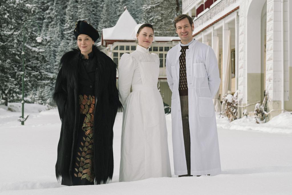 Krankenhausangestellte im Schnee