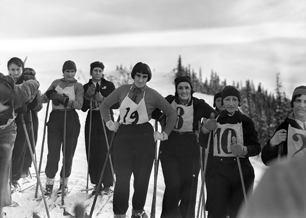 grupo de esquiadoras