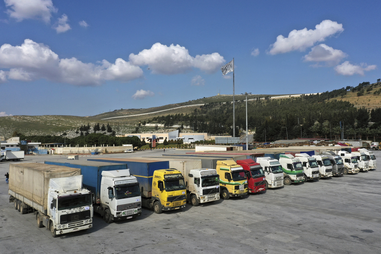 camion di aiuti in attesa di entrare in Siria