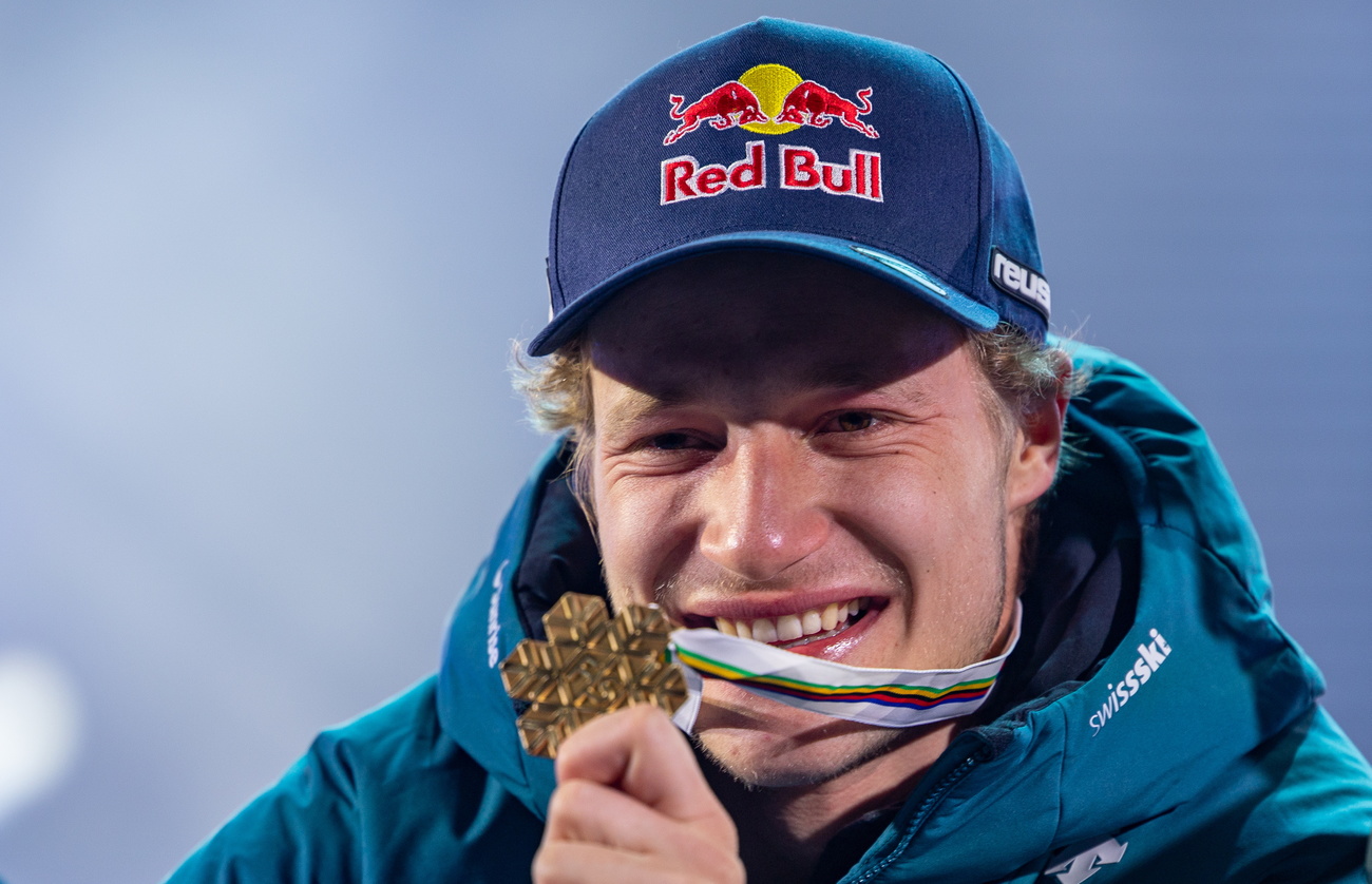 Abfahrtsweltmeister Marco Odermatt zeigt seine Goldmedaille