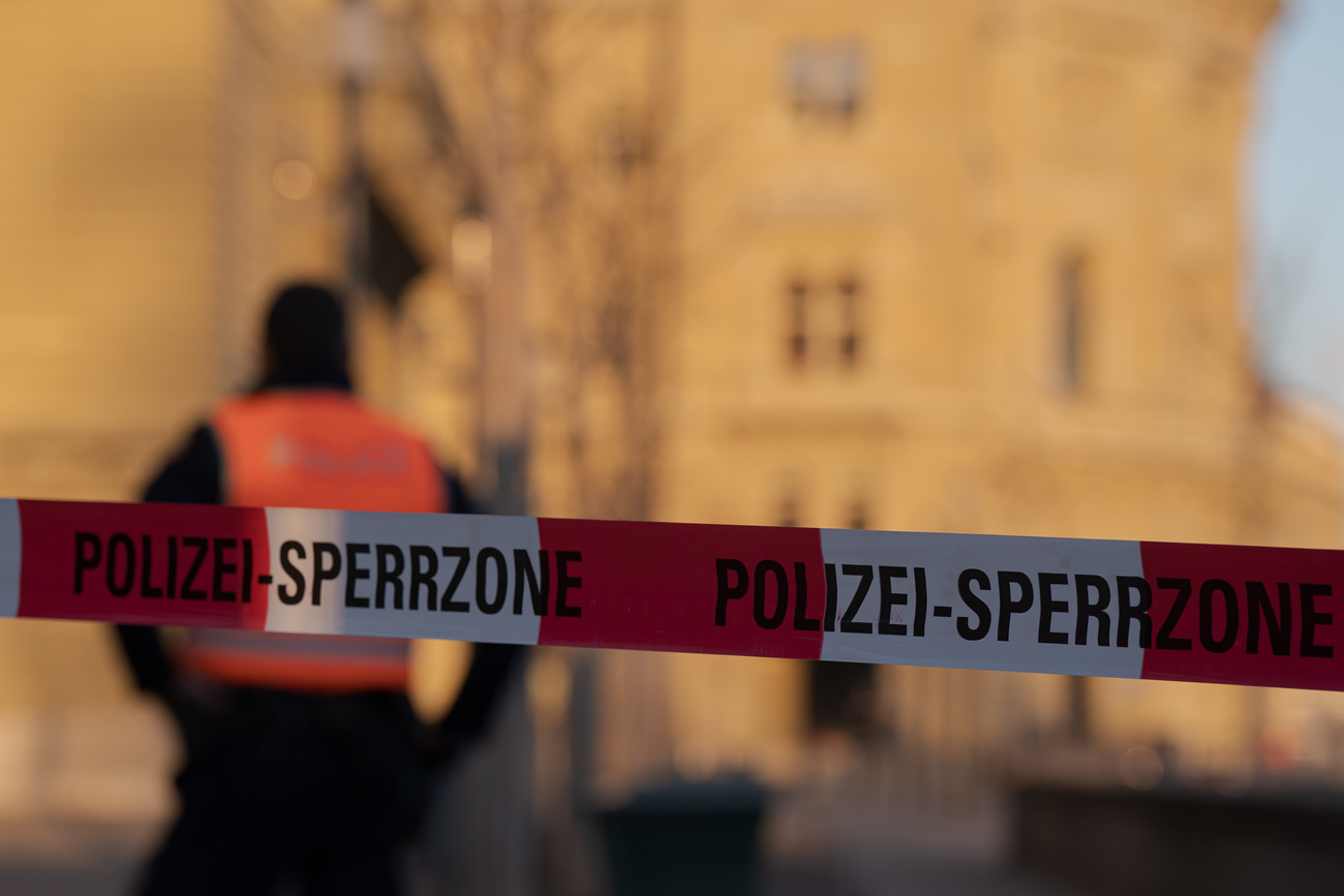 شريط تطوق به الشرطة المنطقة المحيطة بالبرلمان السويسري