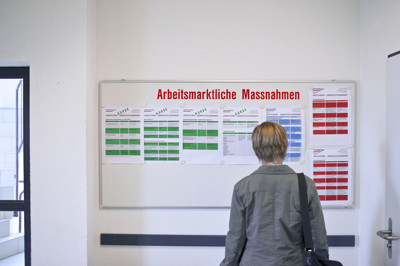 Personne scrutant un tableau d emploi