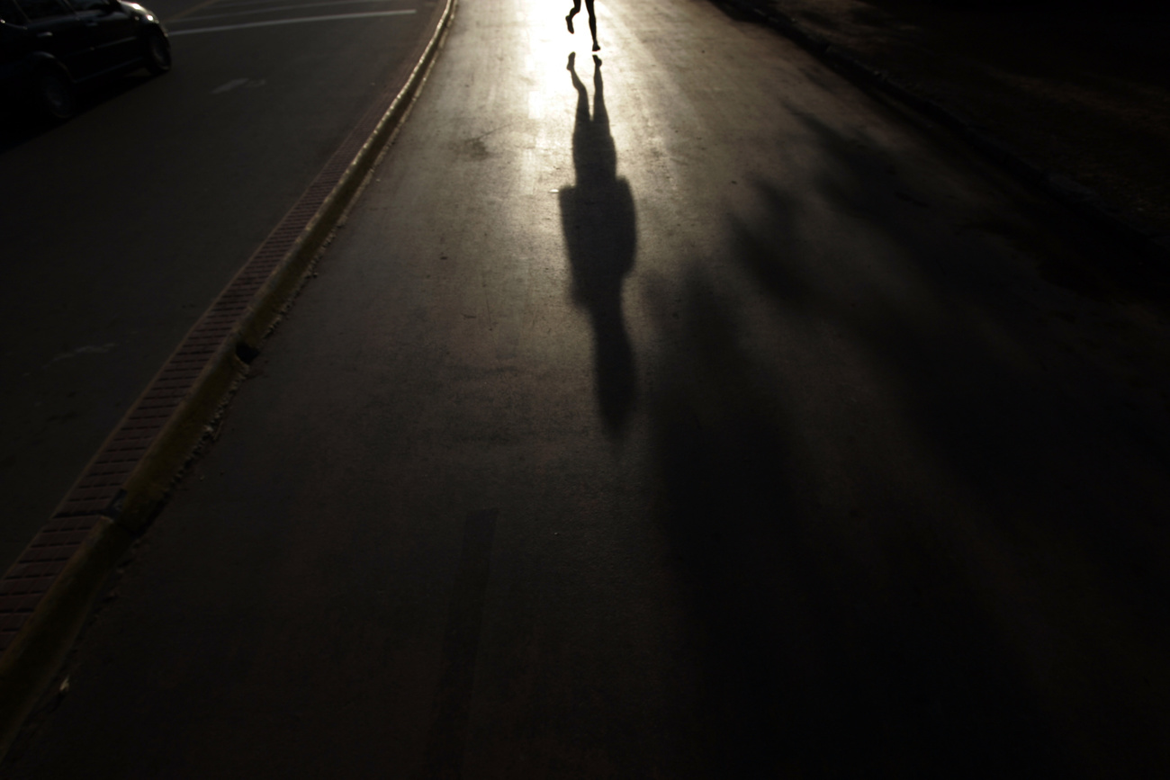 una sombra de una persona en una calle