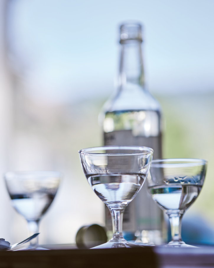 Trois verres et une bouteille remplis d eau de vie