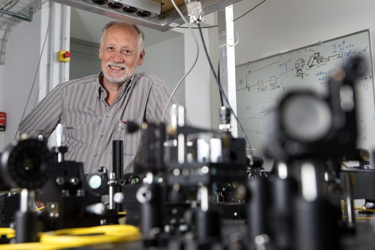 2013年，尼古拉斯·吉辛(Nicolas Gisin)在他位于日内瓦大学的实验室里。他是瑞士量子委员会新任主席，同时也是ID Quantique的联合创始人，该公司销售用于加密计算机信息的量子系统。