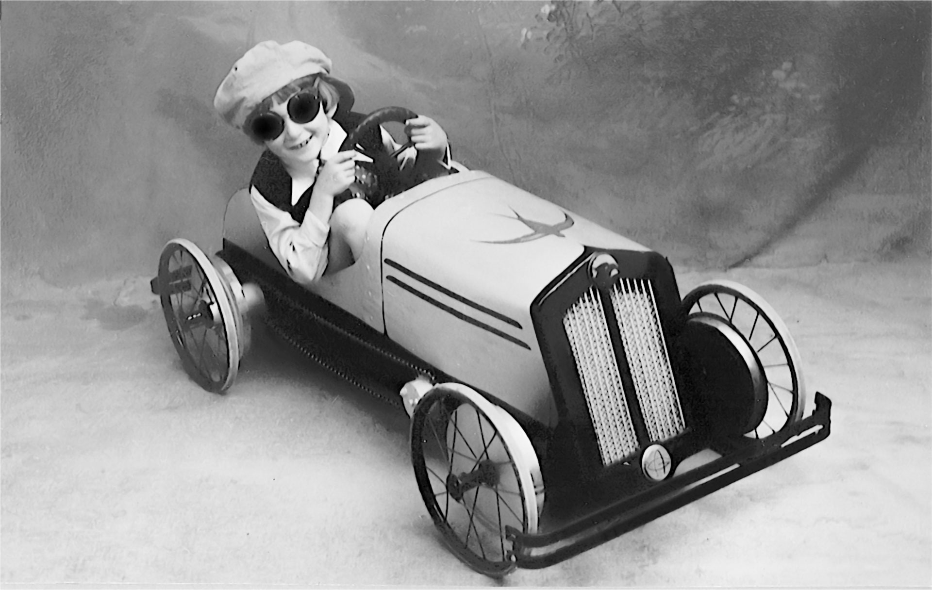 Enfant au volant d une voiture miniature