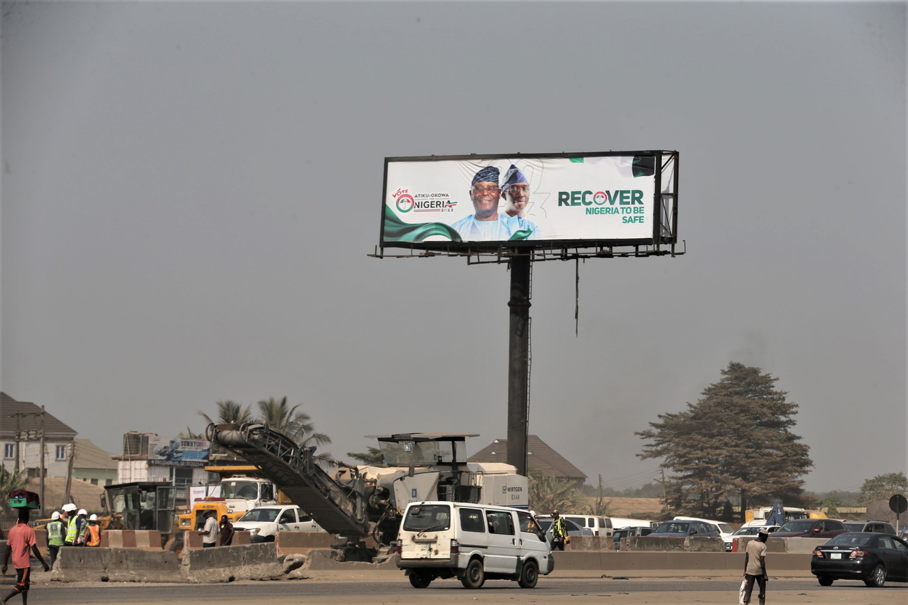 Grosses Wahlplakat hoch über einer Schnellstrasse in Nigerias Hauptstadt Lagos