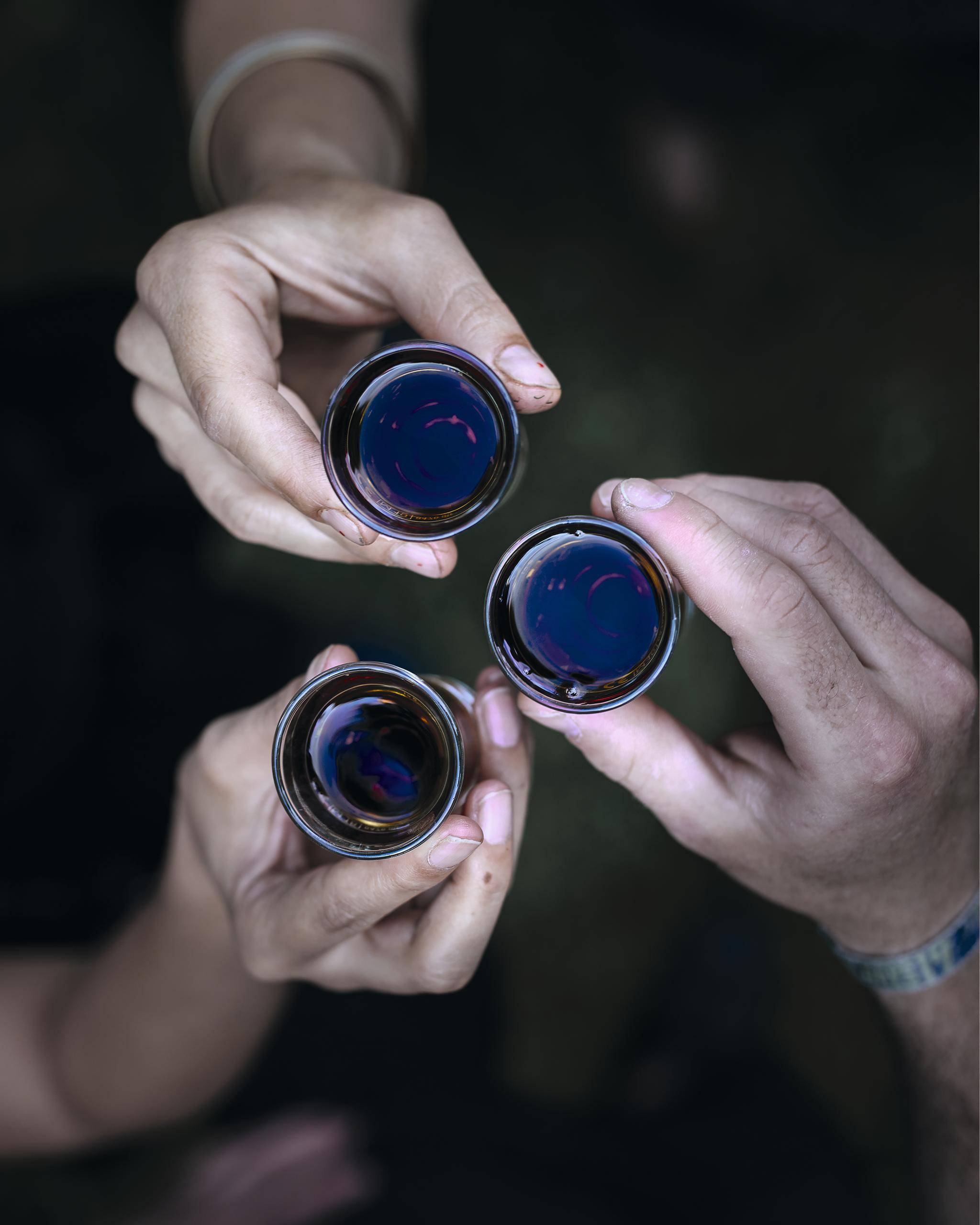 Trois verres avec un verre d alcool