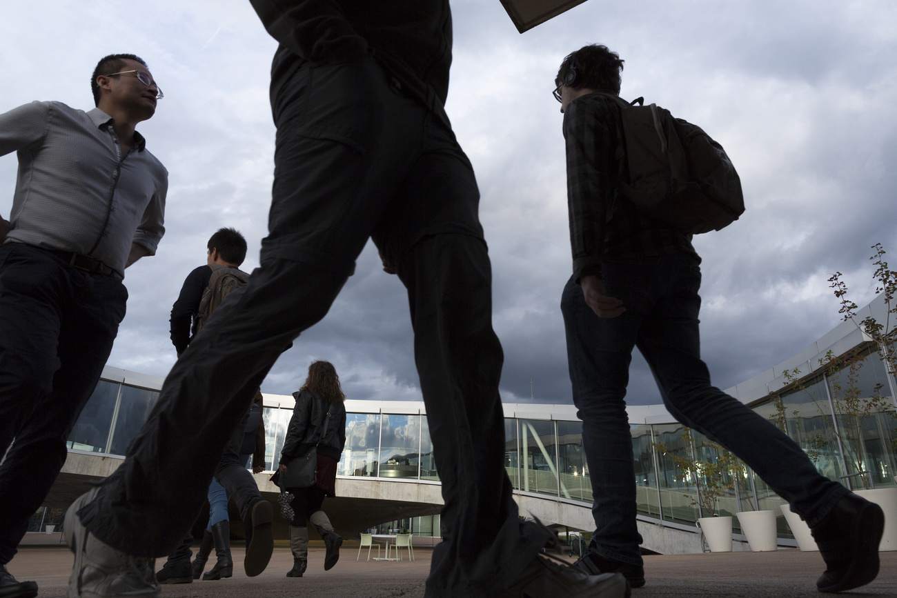 Estudantes da EPFL fora do Learrning Centre.