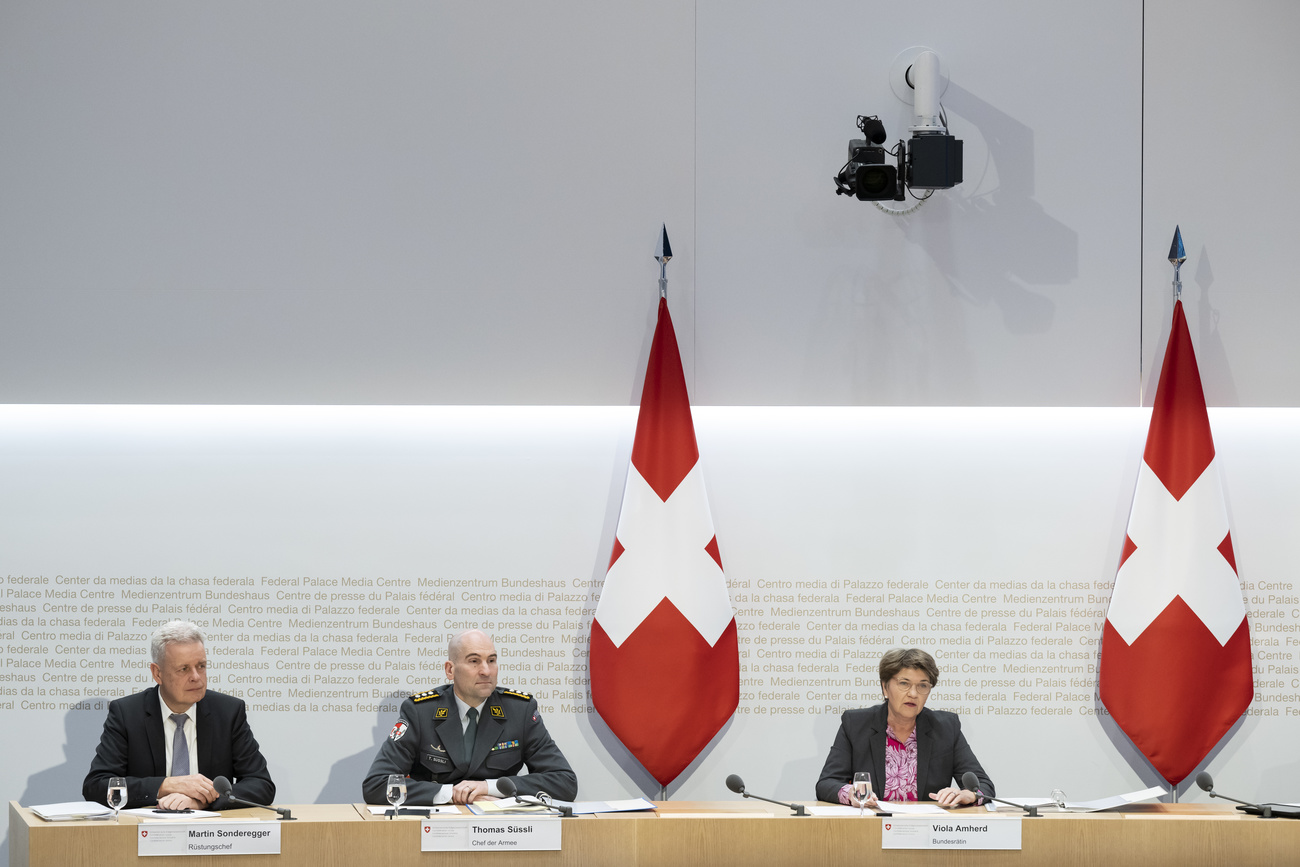 El ministro suizo de Defensa, el jefe del Ejército y un funcionario del Ministerio de Defensa dan una rueda de prensa
