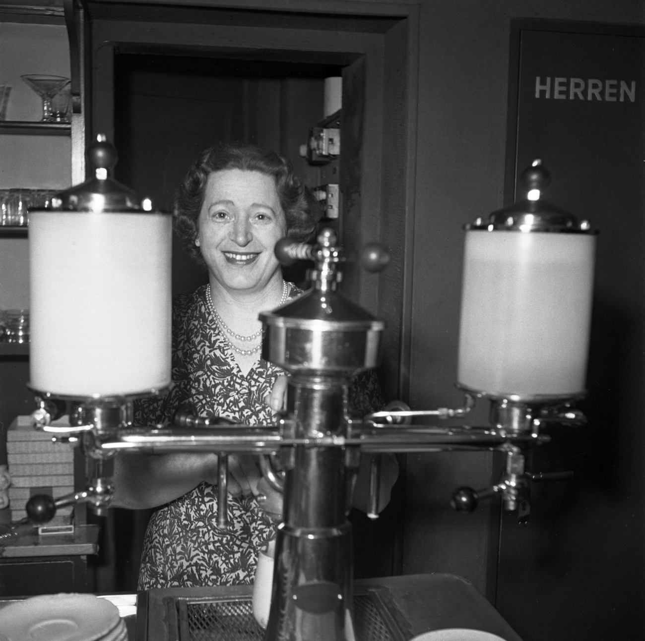Mujer en un café