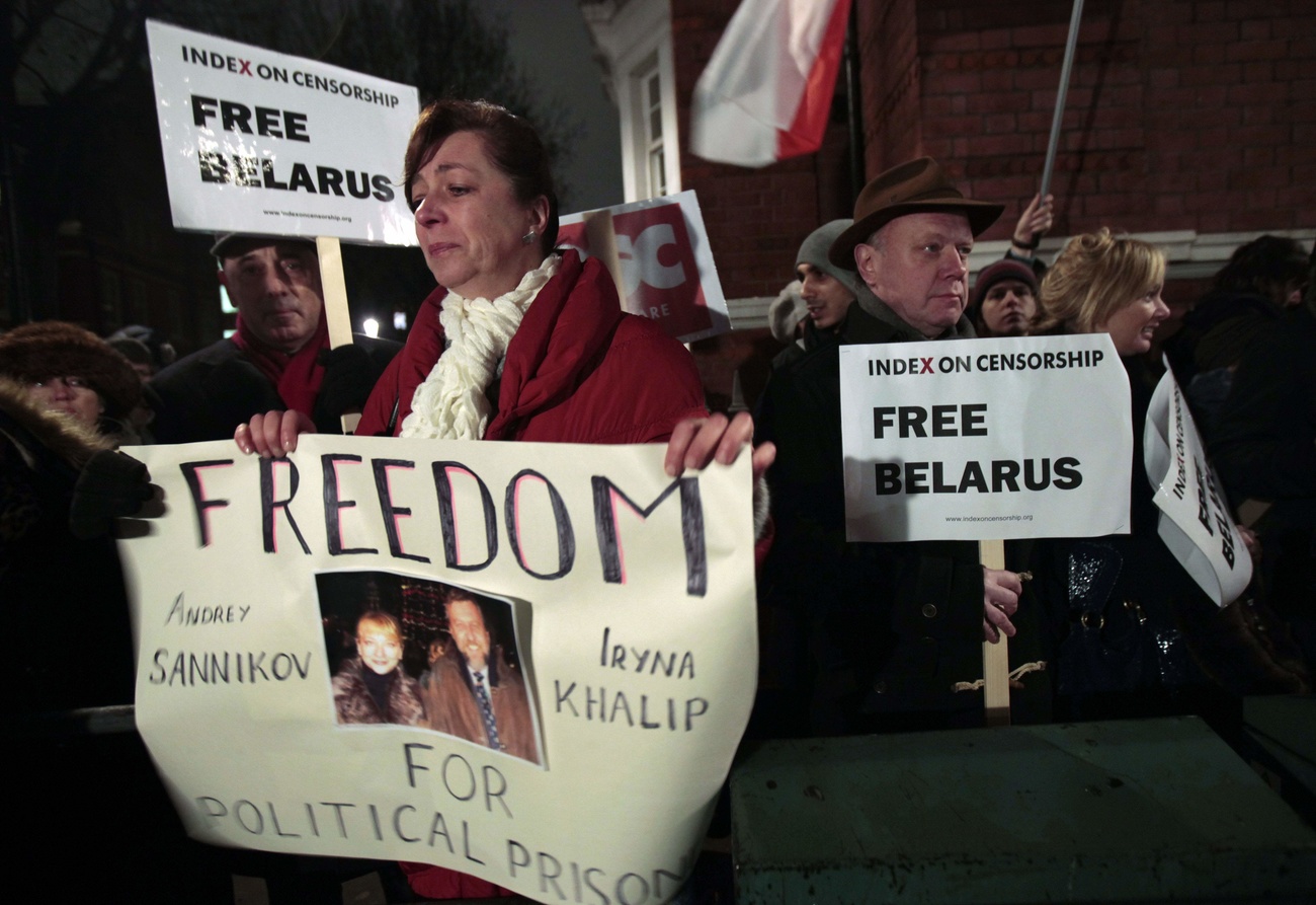 Demonstrierende fordern auf Plakaten die Freilassung von Sannikow und seiner Frau aus dem Gefängnis