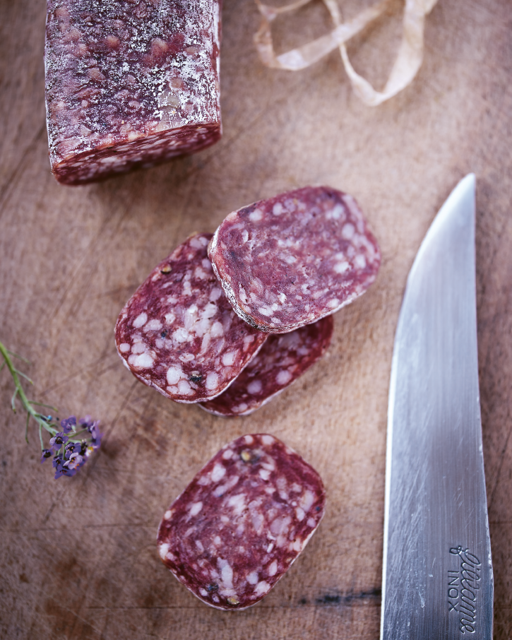 Saucisse coupée à côté d un couteau
