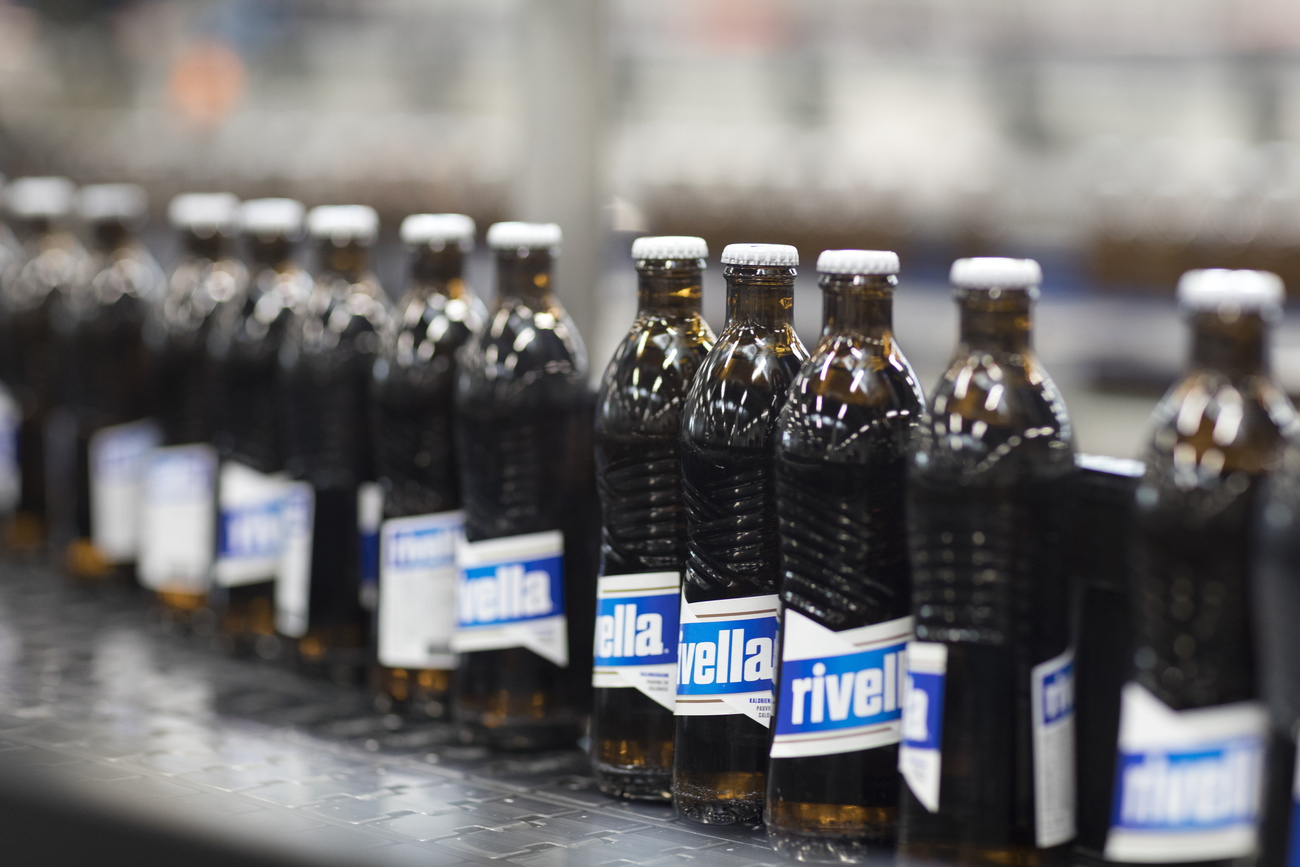 Des bouteilles de Rivella bleu