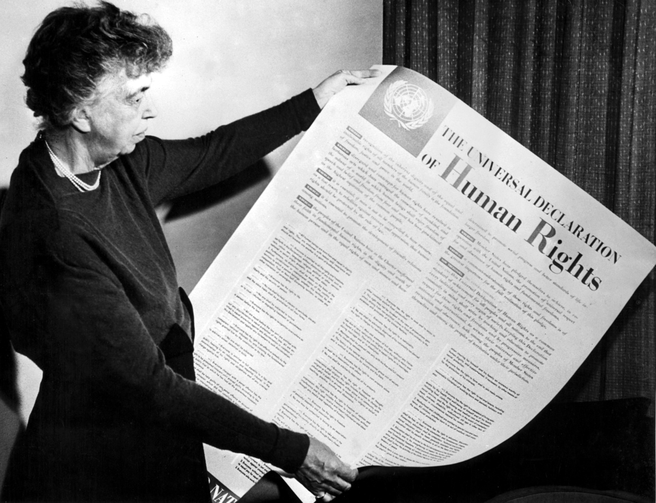 Eleanor Roosevelt sosteniendo una copia de la Declaración
