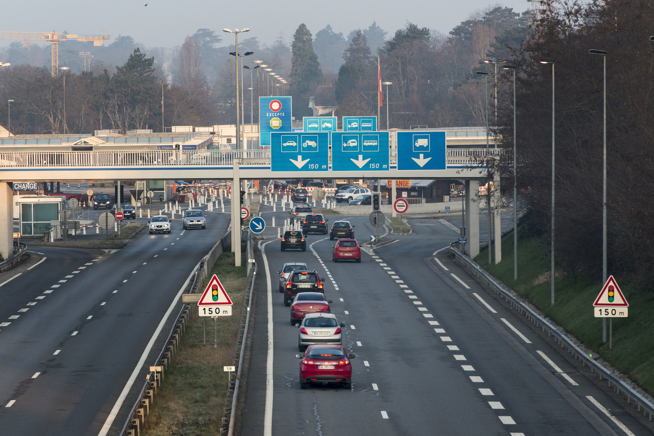 Cars queue at French-Swiss border