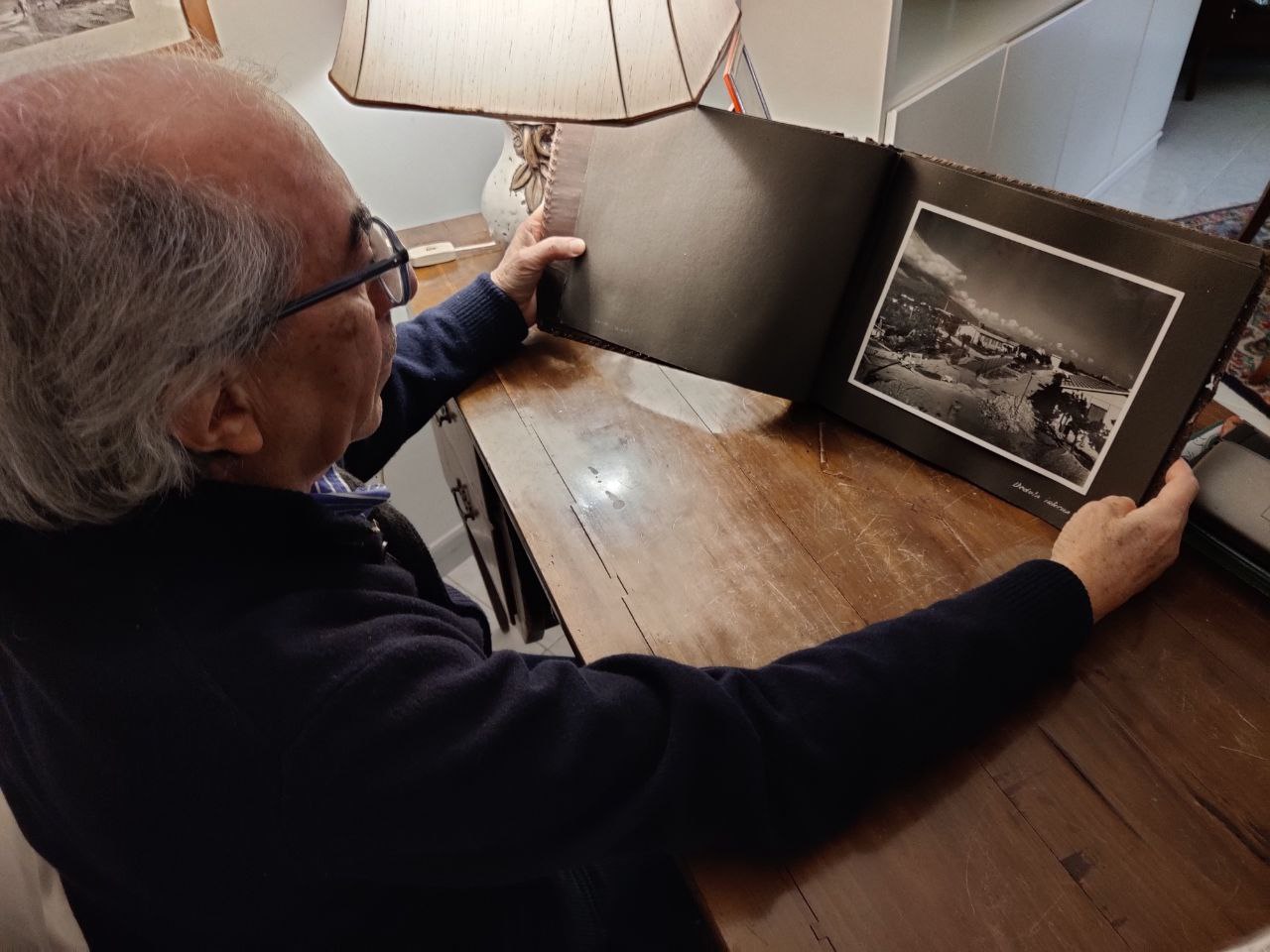 persona mostra una fotografia