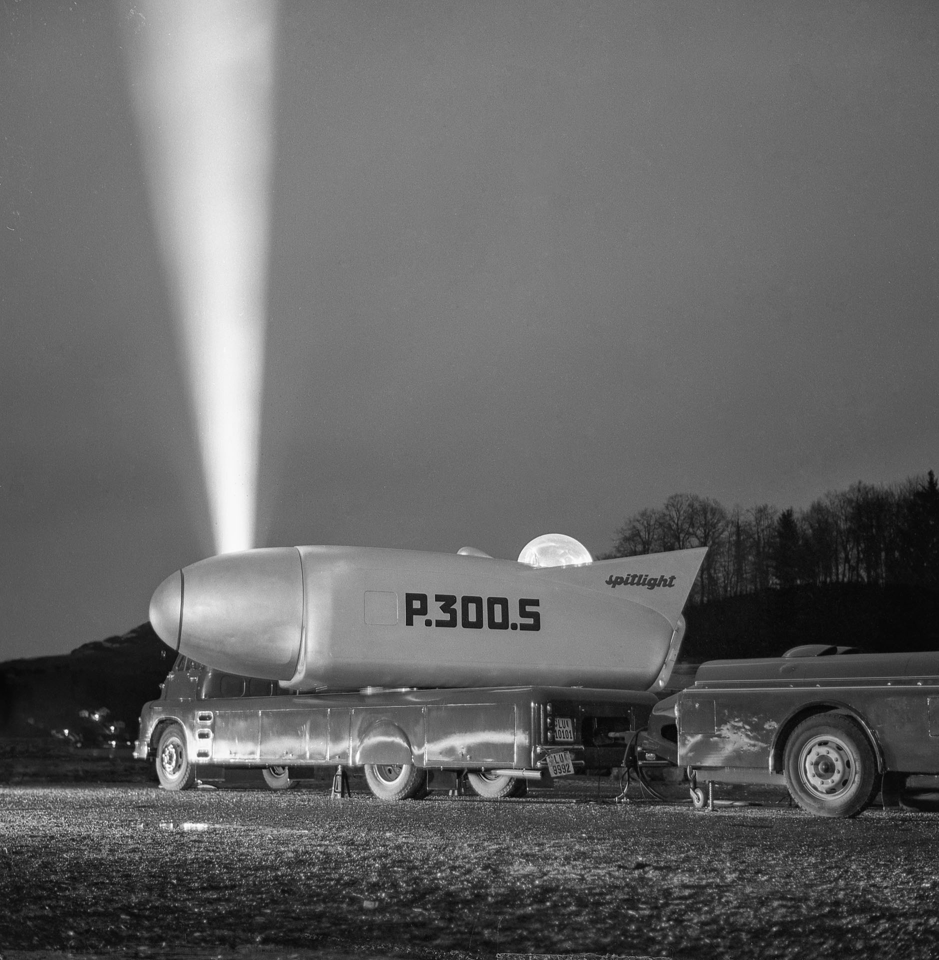 A machine testing a spotlight. Picture in black/white