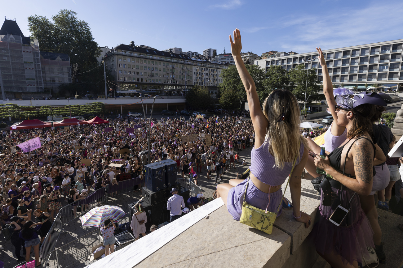 自2019年来已有成千上万的女性参加了瑞士各地的罢工运动。