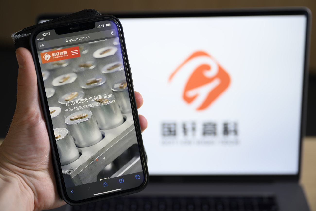 Smartphone-Bildschirm zeigt das Logo der chinesischen FIrma Gotion.