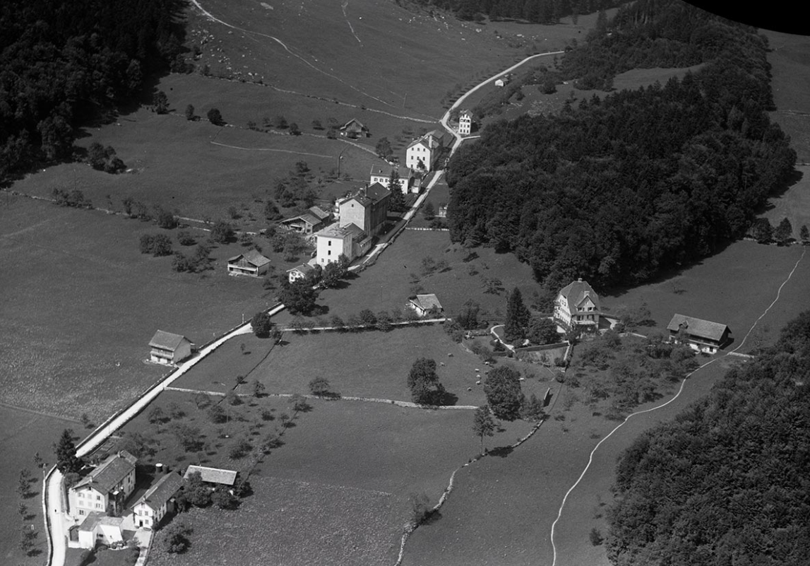 Vista aérea de algunas casitas en el campo en la década de 1920