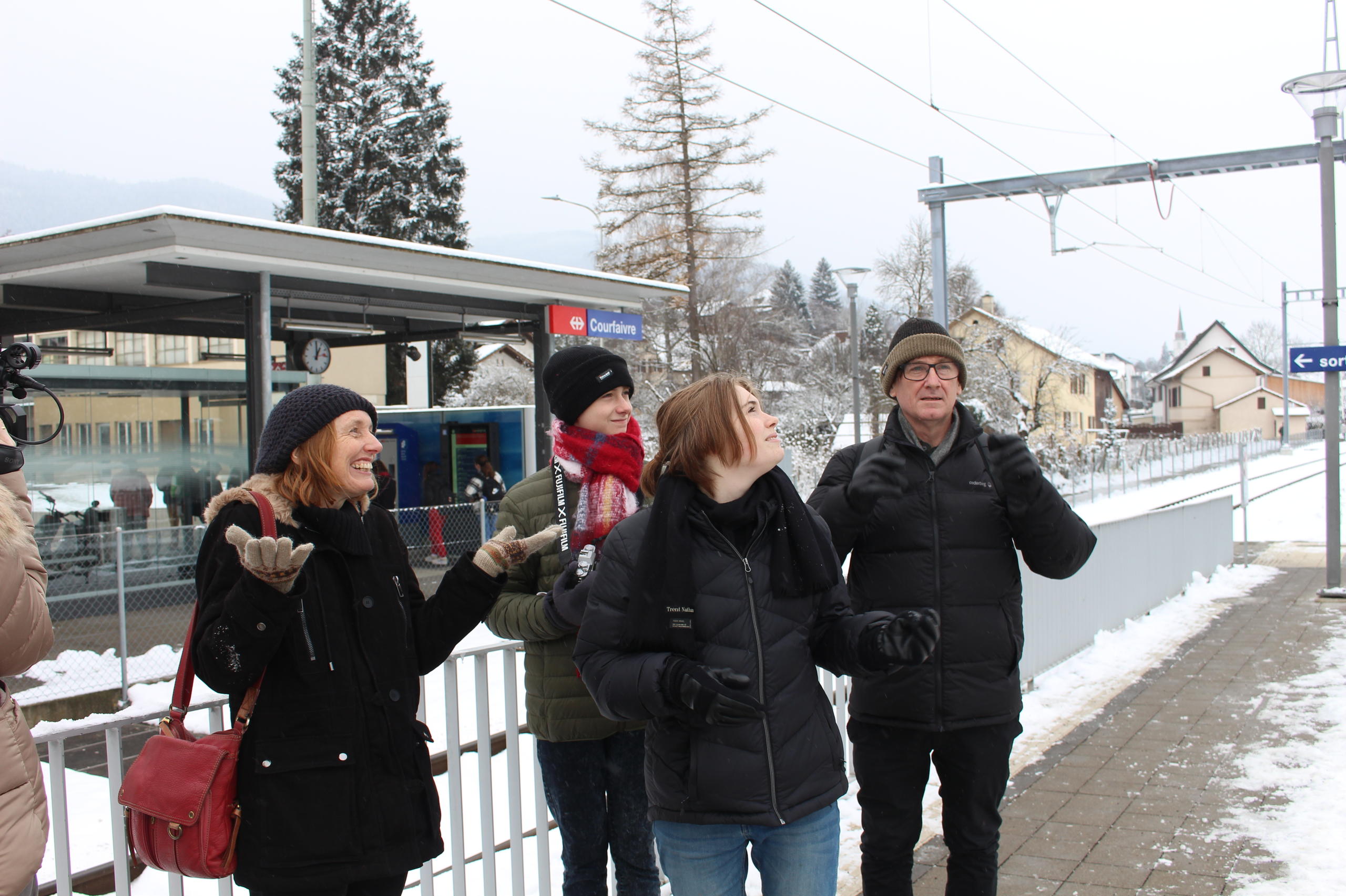 對於丈夫羅布(Rob)和兩個孩子金妮(Ginny)、奧斯卡(Oscar)來說這是第一次歐洲之外的旅行，他們很開心能看到雪。