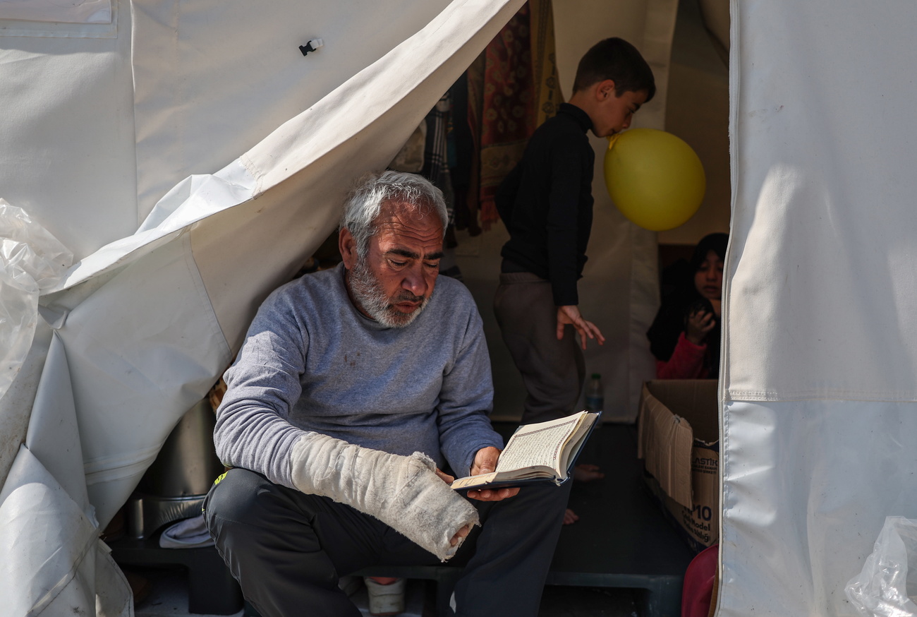 A família síria se refugia em uma tenda