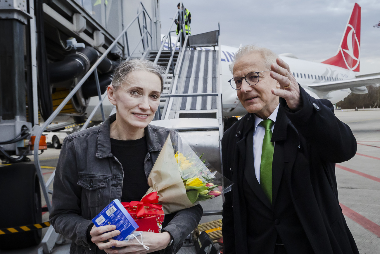 Natallia Hersche wird vom stellvertretenden Staatssekretär Johannes Matyassy am Flughafen Zürich empfangen
