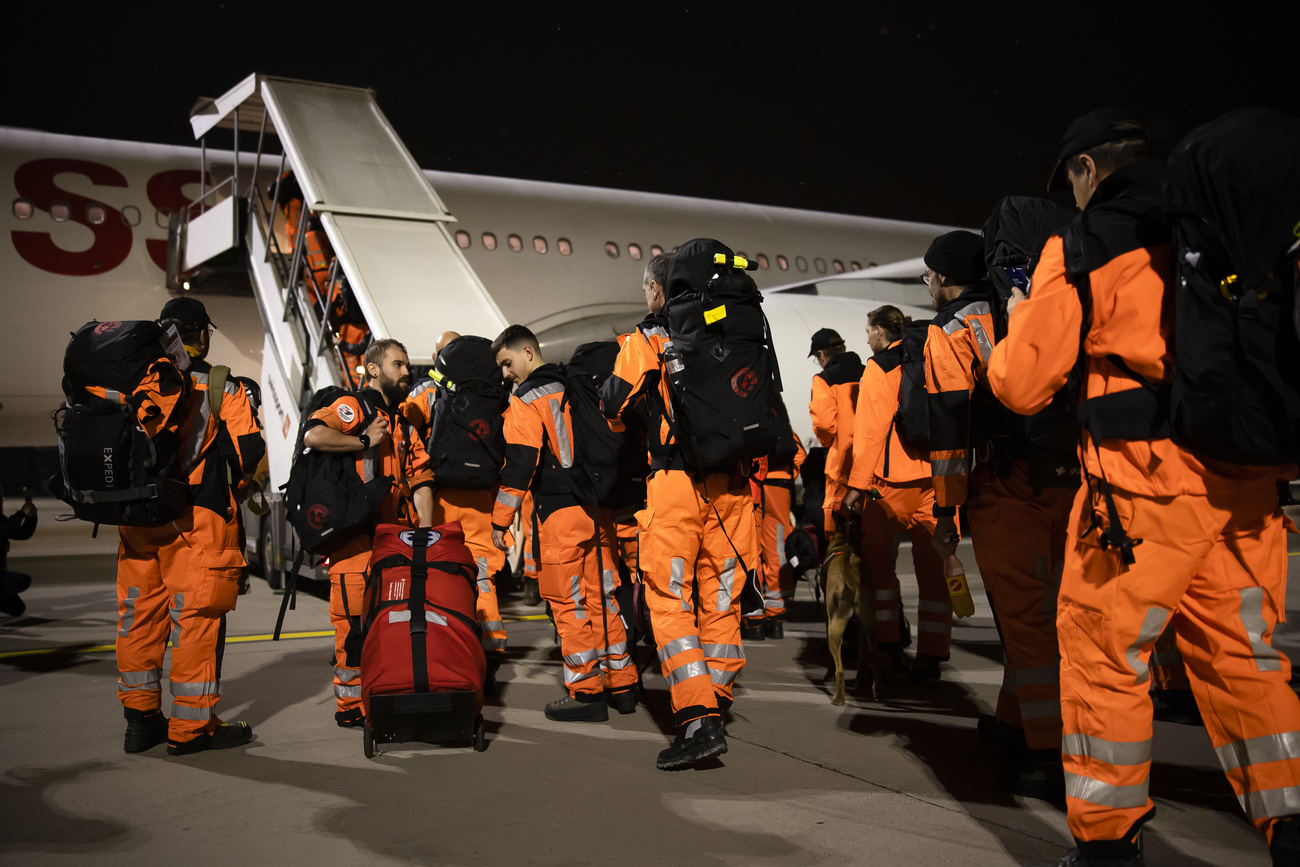 Specialisti di soccorso svizzeri salgono a bordo di un volo Swiss International Air Lines diretto in Turchia.