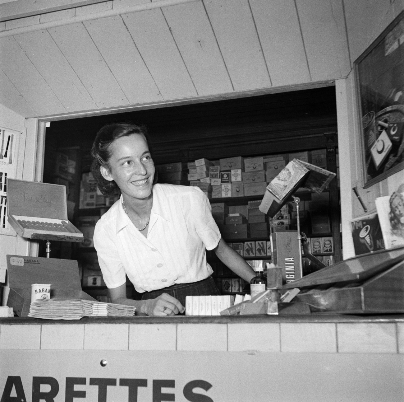 Mrs Feller, vendedora de tobacco en Sihlau-Adliswil.