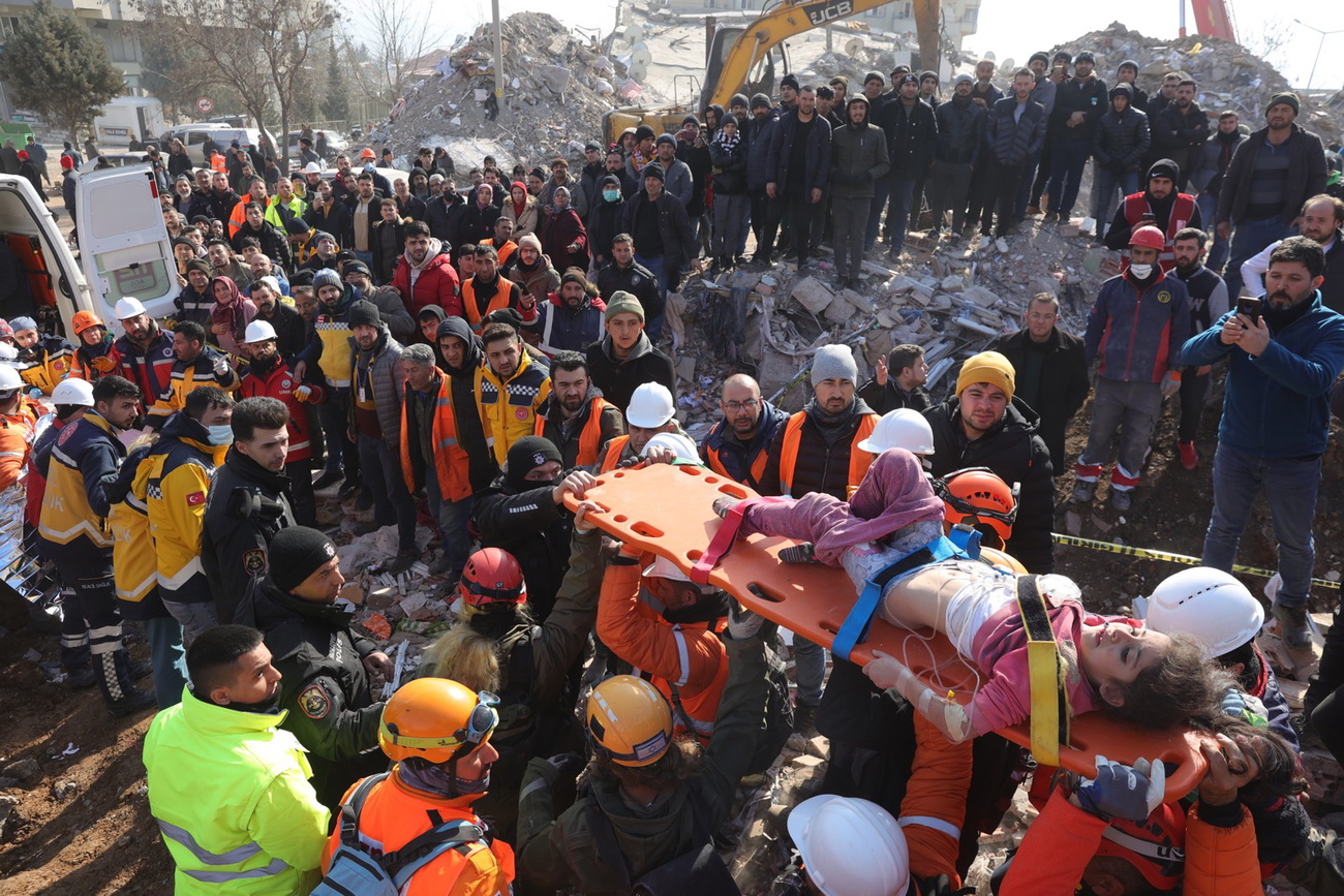 Una bambina viene salvata dalle macerie in Turchia