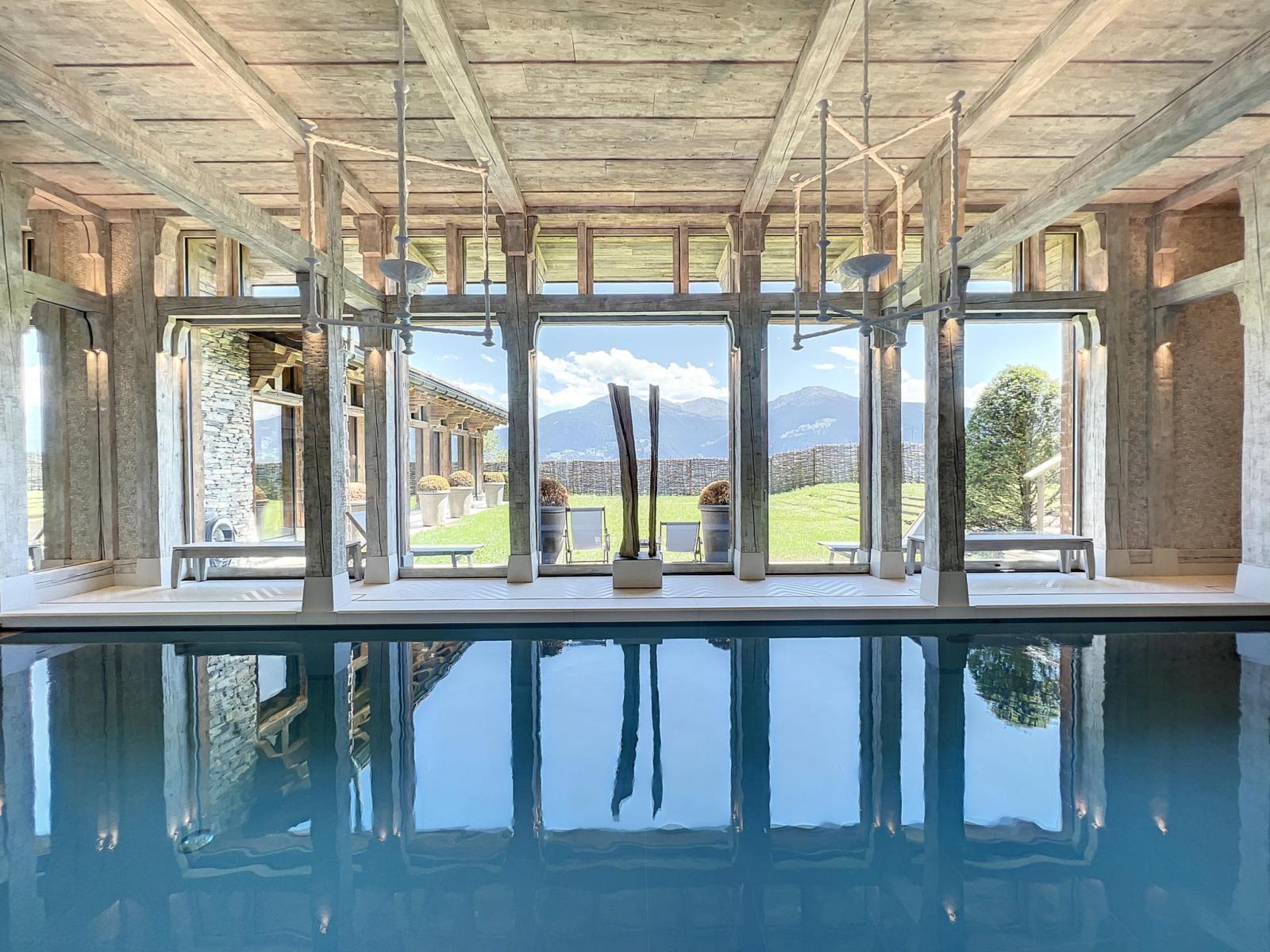 Vue sur les Alpes valaisannes depuis la piscine intérieure d un chalet d exception