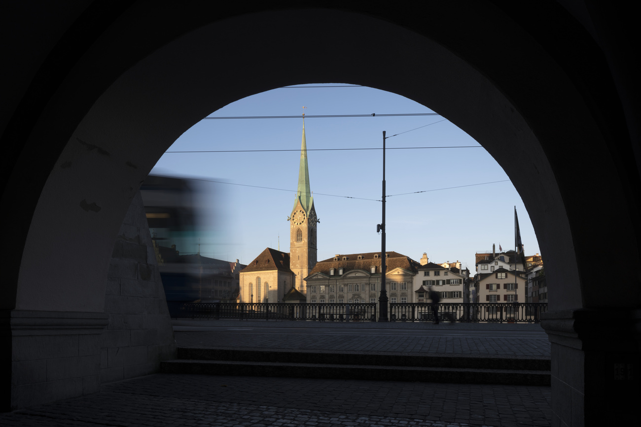 Campanile del Fraumünster di Zurigo fotografato da sotto un portico