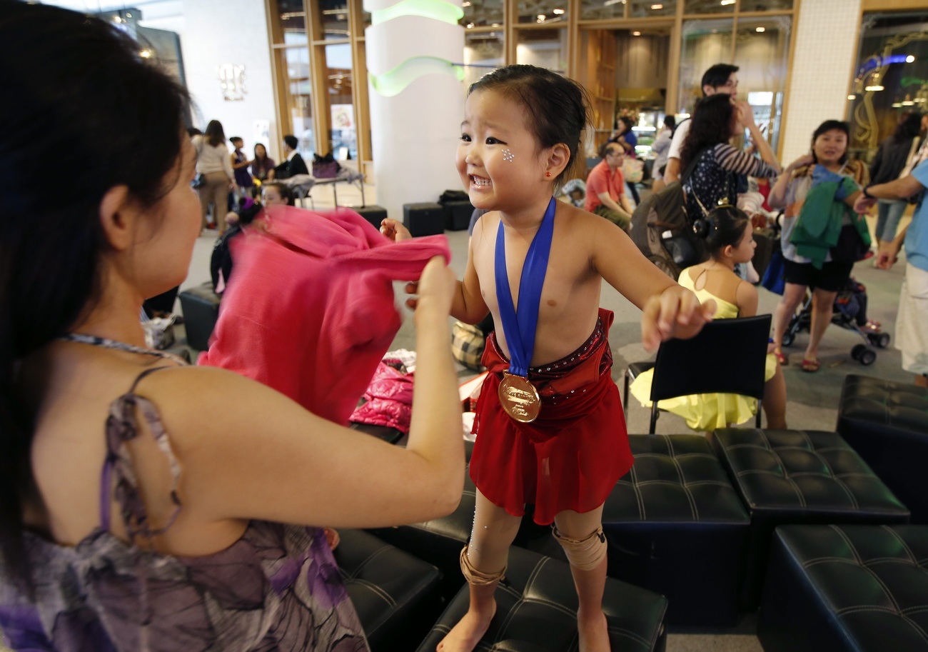 Thailändisches Mädchen an einem Eiskunstlaufwettbewerb