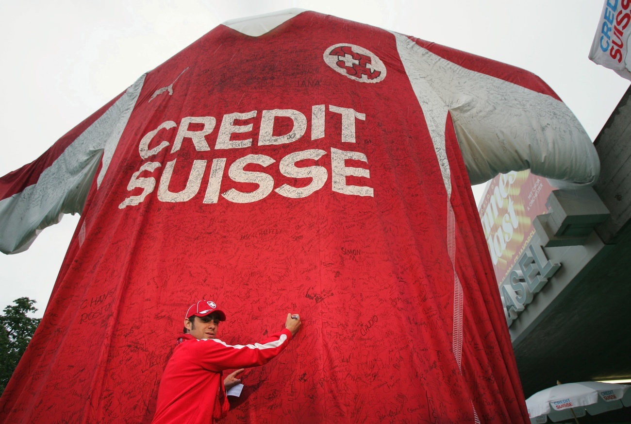 Riesiger Werbebanner des Fussball-Nati-Shirts gesponsert von der Credit Suisse