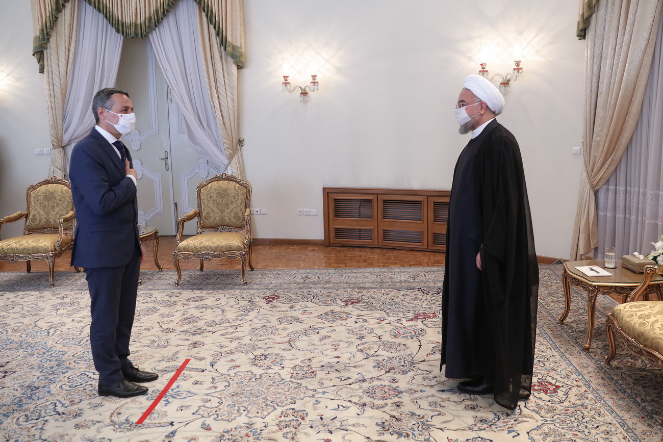 Rencontre d un ministre suisse et du président iranien dans un bureau avec un beau tapis