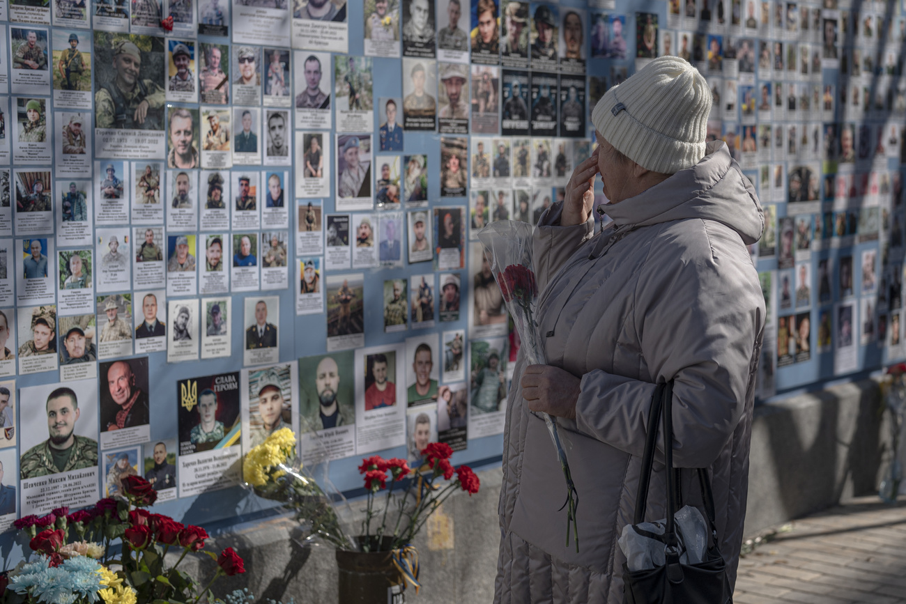 امرأة تنظر إلى جدار الذاكرة لتكريم الجنود الأوكرانيين