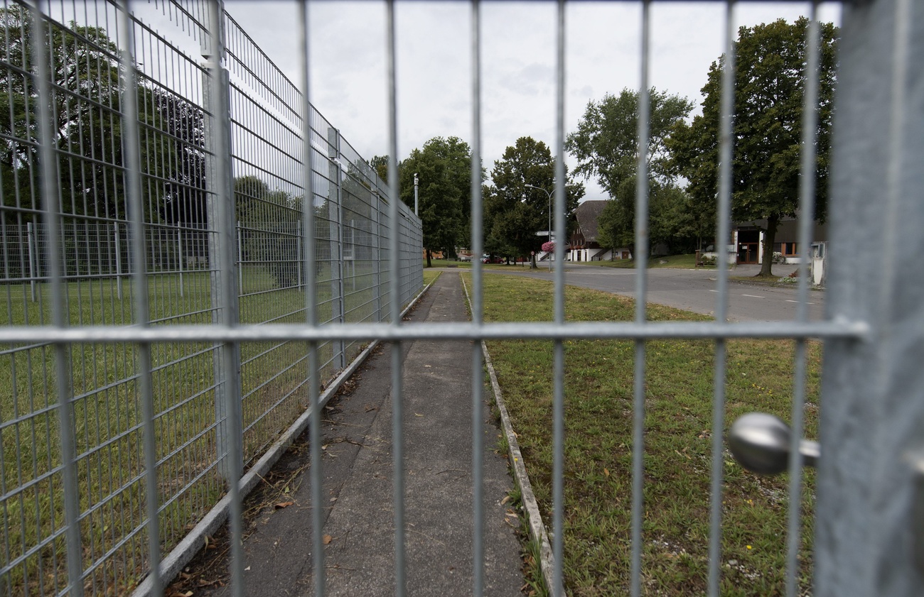 Una delle fattorie di Witzwil vista dietro le sbarre.