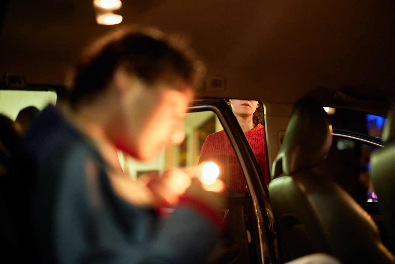 jovem no farol de iluminação de automóveis