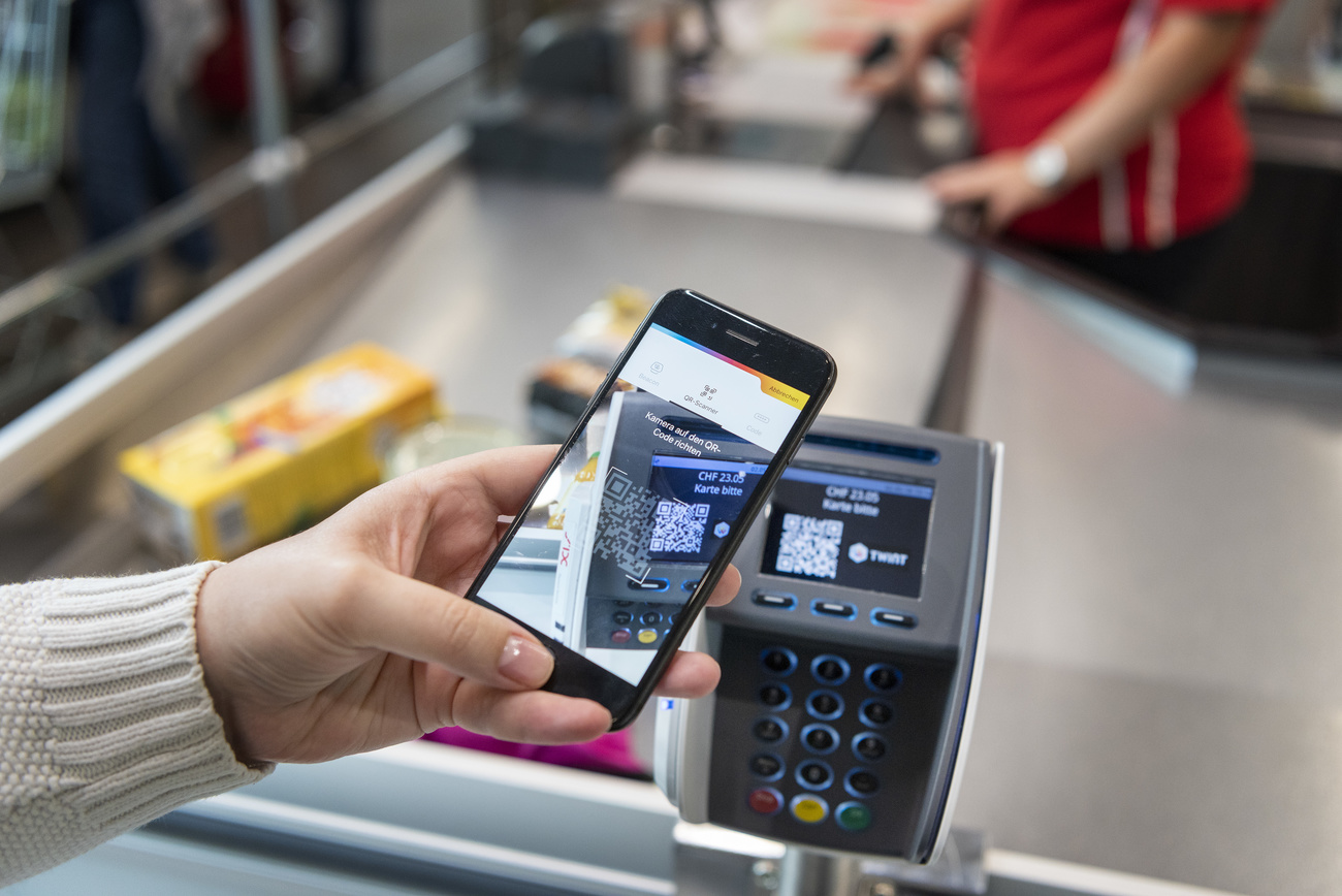 persona paga con un app
