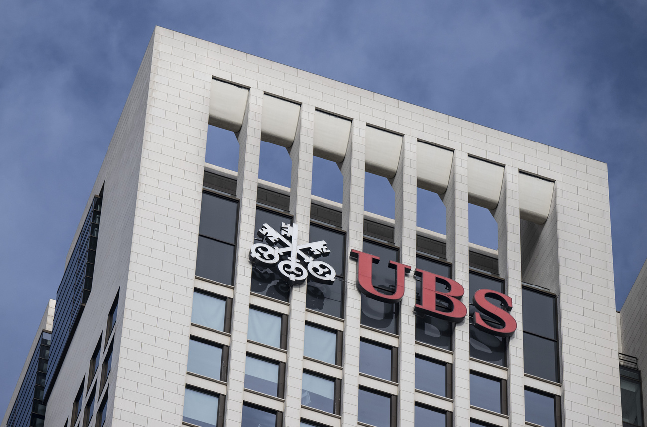 facciata di palazzo con logo UBS
