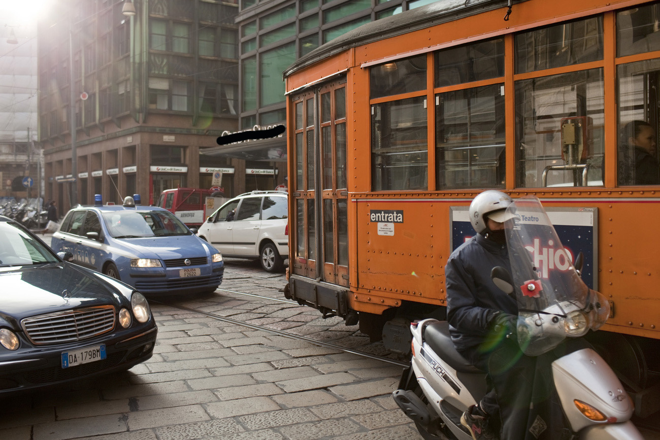عربة ترام وسيارات ودراجات نارية وسط مدينة ميلانو