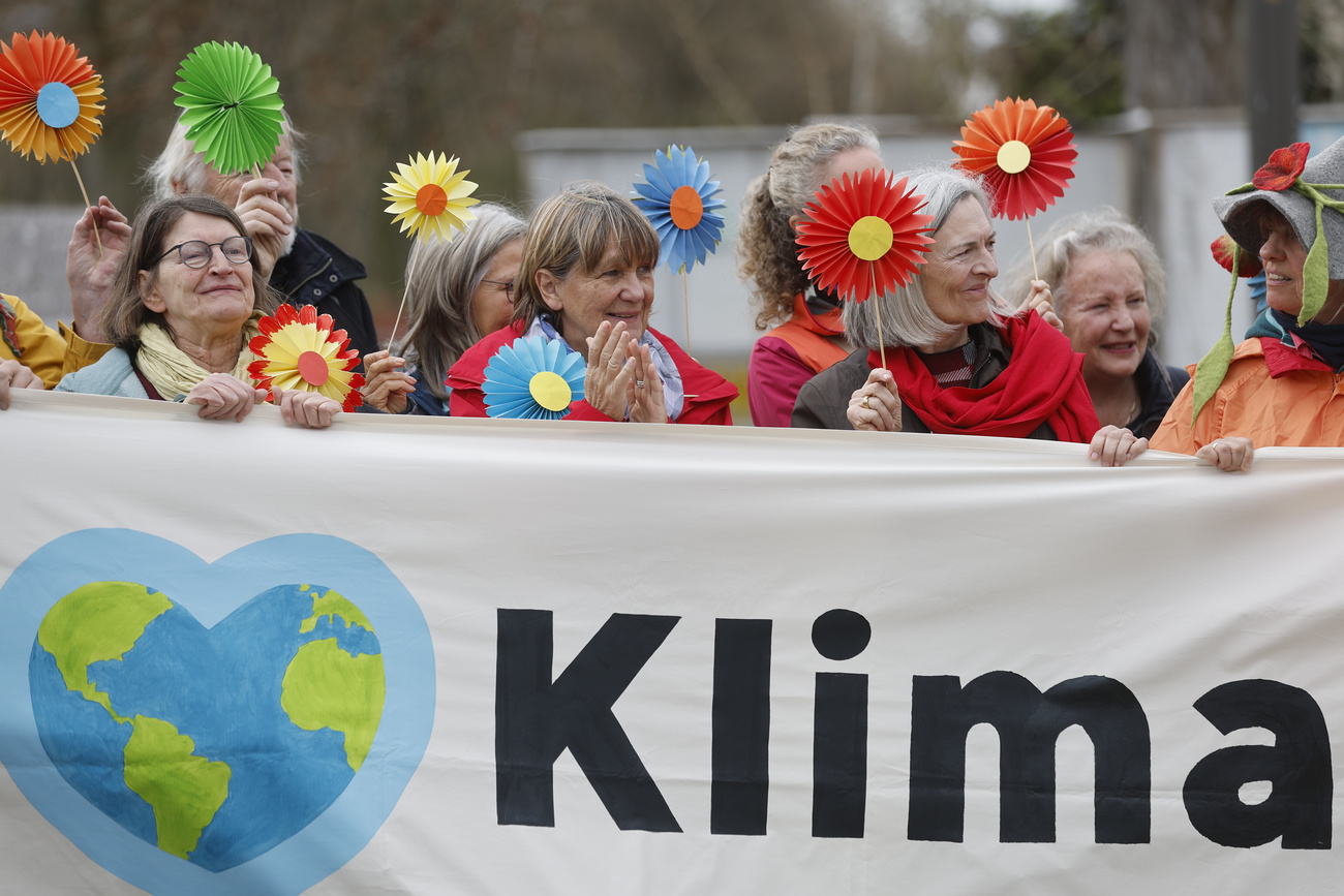 des aînées manifestent pour le climat