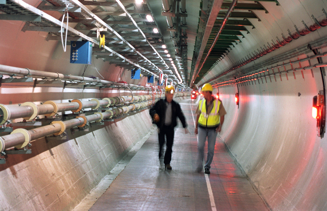 due uomini (sfocati) camminano all interno del cern