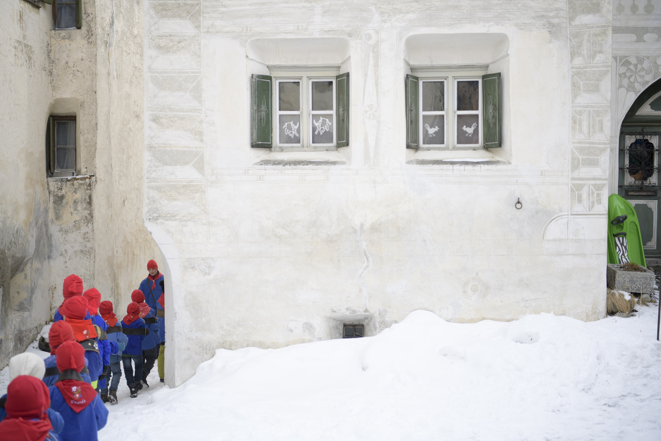 驅冬節上也少不了歌聲，孩子們在房子裡或外面唱歌-不管地方大小。
